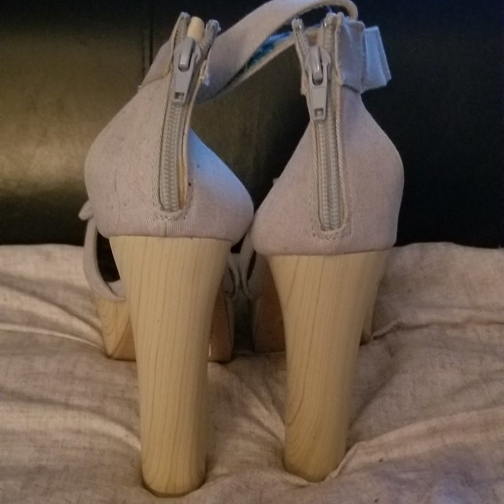 Sandles - Picture 3 of 4